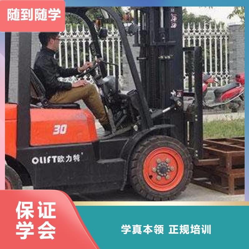 教学水平高的挖铙机学校哪能学挖掘机挖沟机驾驶