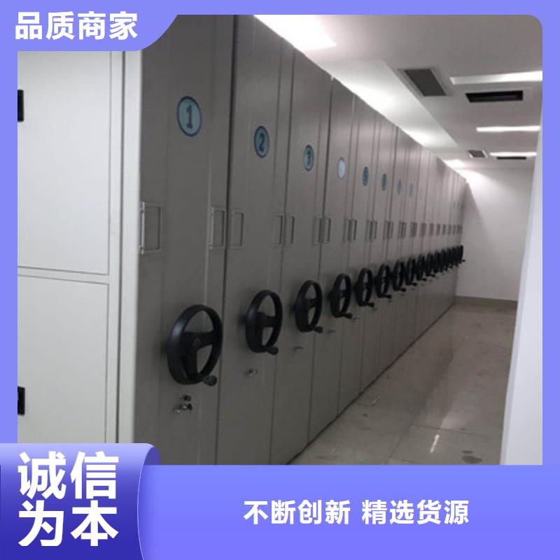 图书资料室书架前瞻意识